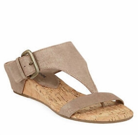 Donald J. Pliner Donnima Metallic Wedge Sandals - Picture 8 of 8